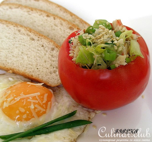 Фаршированый помидор с крабовым мясом и салатом