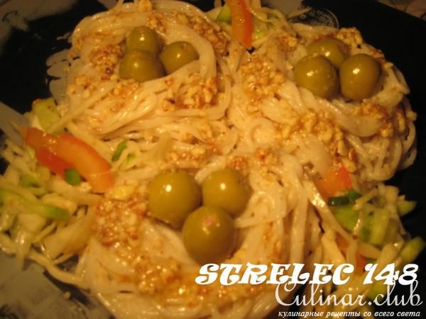 Гнёзда из рисовой лапши с миндалём и оливками.
