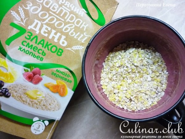 Каша на курином бульоне под соусом из красного лука и голубого сыра