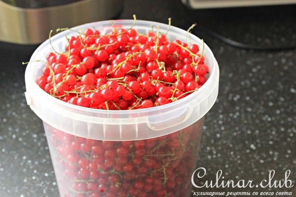 Кокосовые манники с соусом из красной смородины