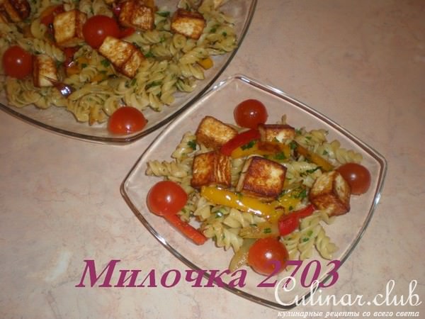 Макароны с жареным сыром и овощами