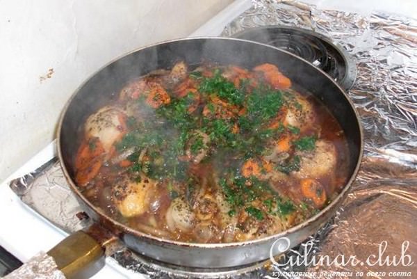 куриные ножки с луком и морковью.