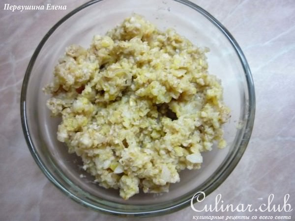 Каша на курином бульоне под соусом из красного лука и голубого сыра