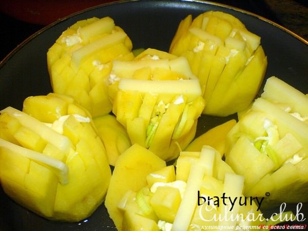Красивое блюдо из картофеля, приготовленное в духовке