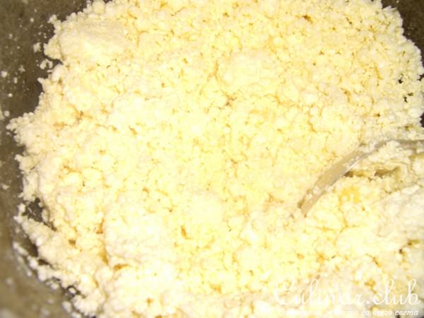 Сыр домашний с базиликом, курагой и грецким орехоми.