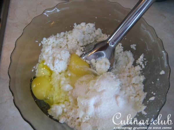 Творожная запеканка с яблоком и макаронами.