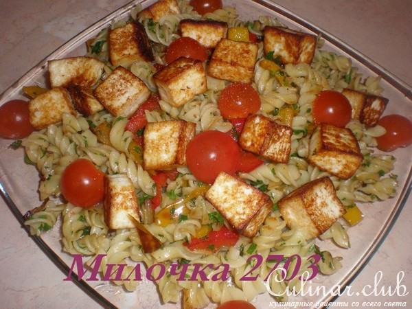 Макароны с жареным сыром и овощами