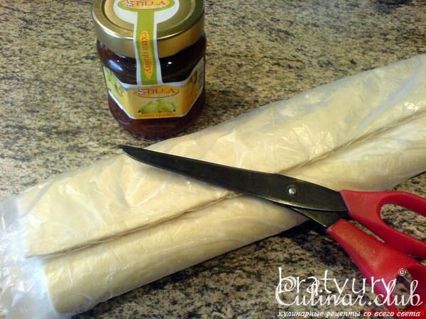 Рулет из слоёного теста с джемом из крыжовника