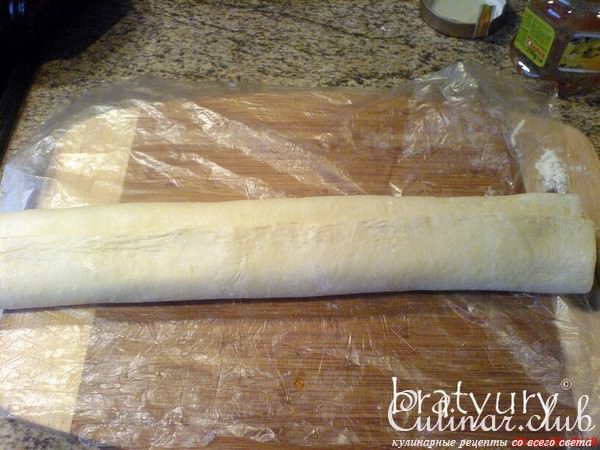 Рулет из слоёного теста с джемом из крыжовника