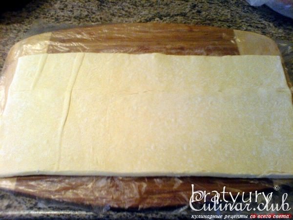 Рулет из слоёного теста с джемом из крыжовника