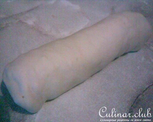 Дрожжевой рулет с орехами и жидким смородиновым вареньем