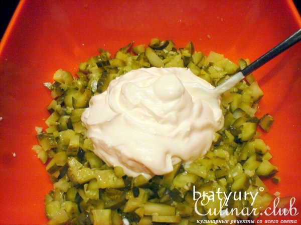Салат из маринованных огурцов, мацони и грецких орехов с чесноком и оливковым маслом
