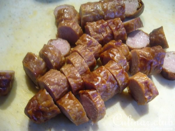 Теплый салат с колбасками и сыром