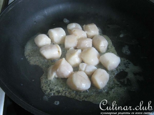 Тёплый салат из груш и морского гребешка.