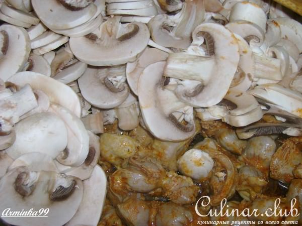 Теплый салат из куриных желудков с картофелем и грибами