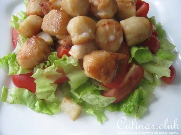 Тёплый салат из груш и морского гребешка.