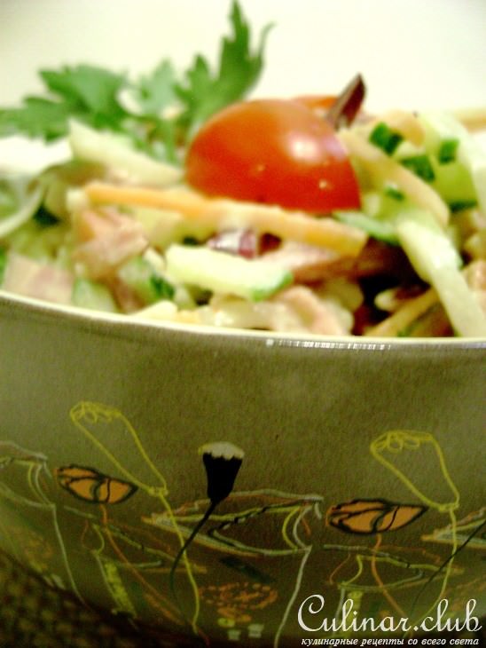 Салат из овощей с ветчиной и сметанной заправкой «И было вкусно».