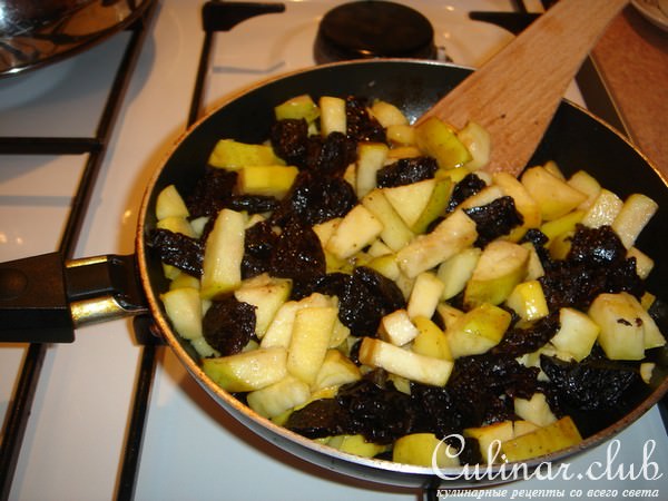 Салат из свеклы с черносливом и яблоками