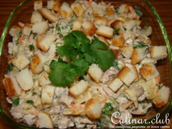 Куриный салат с крутонами