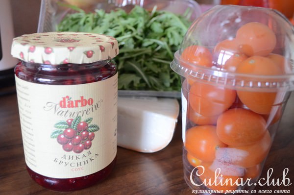 Салат с куриной печенью под брусничным соусом Darbo