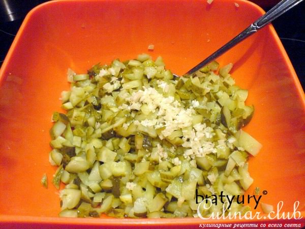 Салат из маринованных огурцов, мацони и грецких орехов с чесноком и оливковым маслом