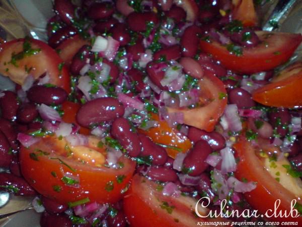 Салат из фасоли,помидоров и яиц