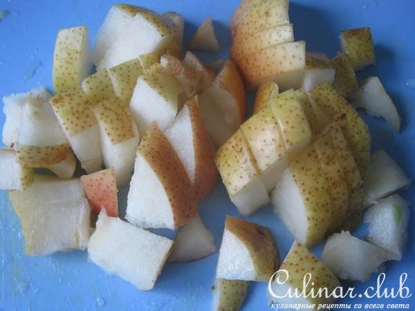 Тёплый салат из груш и морского гребешка.