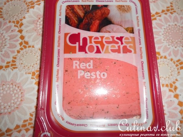 Салат с фузилли, оливками,сыром Red Pesto и помидорами