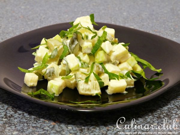 Салат с маринованными огурцами и зелeными яблоками