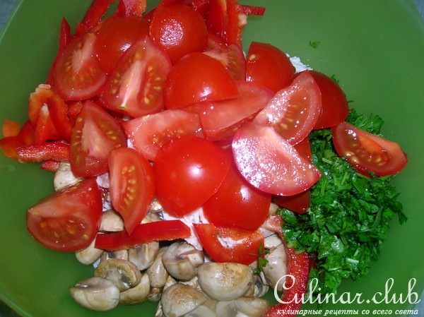 Салат с куриной грудкой, грилованными шампиньонами и горчичным дрессингом