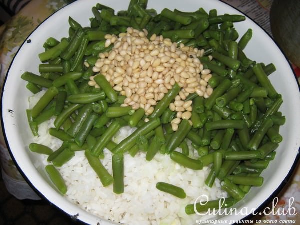 Салат из курицы, зеленой фасоли и риса