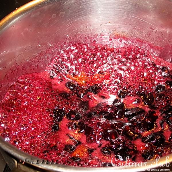 Салат в уксусно-медовом соусе из печени (курицы) и орехов
