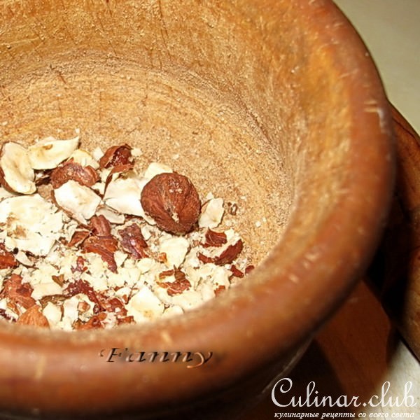 Салат в уксусно-медовом соусе из печени (курицы) и орехов