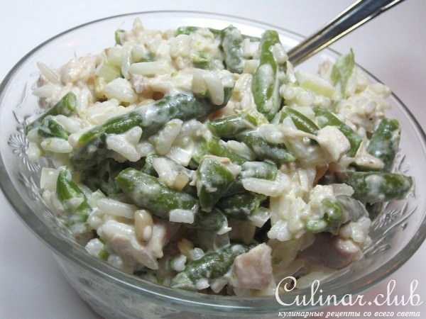 Салат из курицы, зеленой фасоли и риса