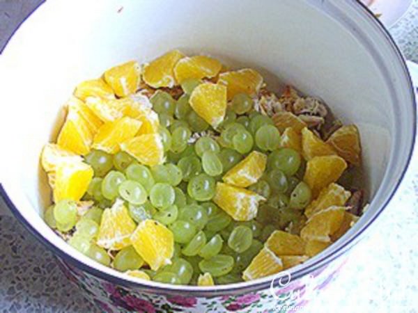 Салат из курицы с виноградом