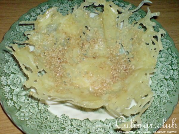 Салат "Прыгажуня"("Красавица") в сырно-кунжутовой корзинке.