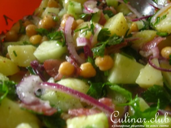 Картофельный салат с нутом и беконом