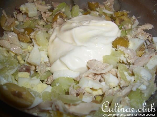Куриный салат с оливками и сельдереем