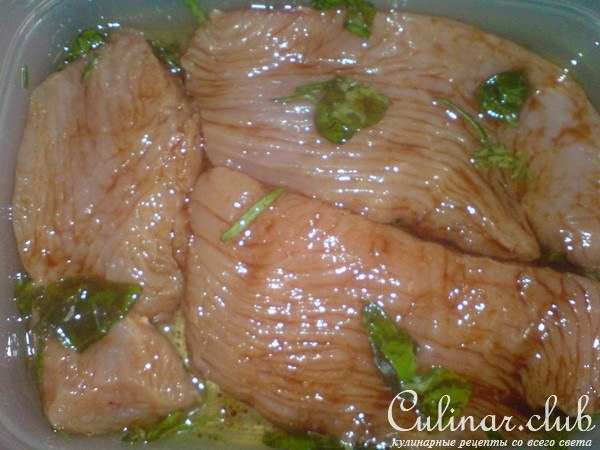 Салат "Прыгажуня"("Красавица") в сырно-кунжутовой корзинке.