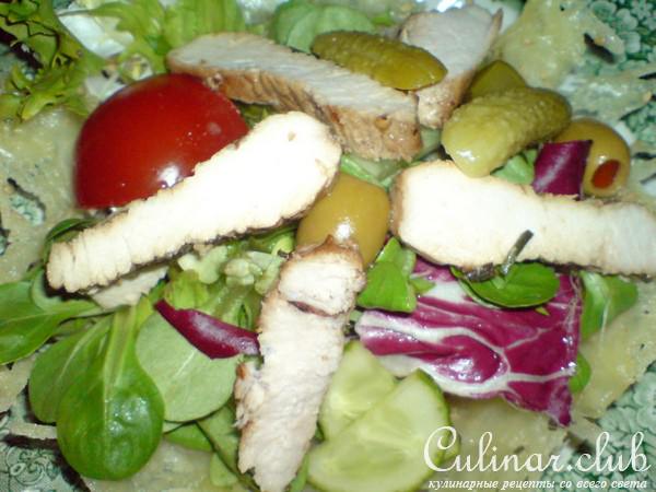 Салат "Прыгажуня"("Красавица") в сырно-кунжутовой корзинке.