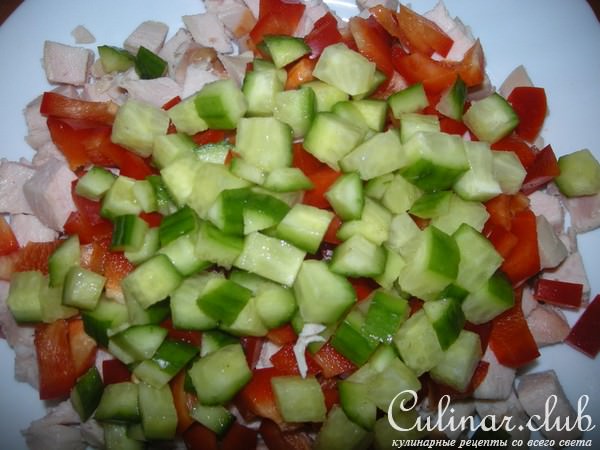 Салат с копченым куриным филе и вялеными помидорами