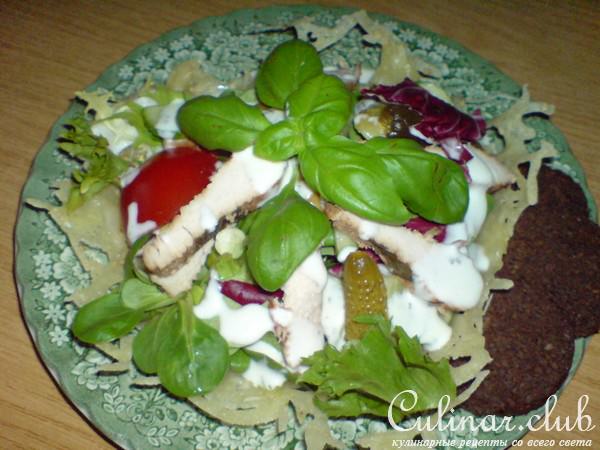 Салат "Прыгажуня"("Красавица") в сырно-кунжутовой корзинке.