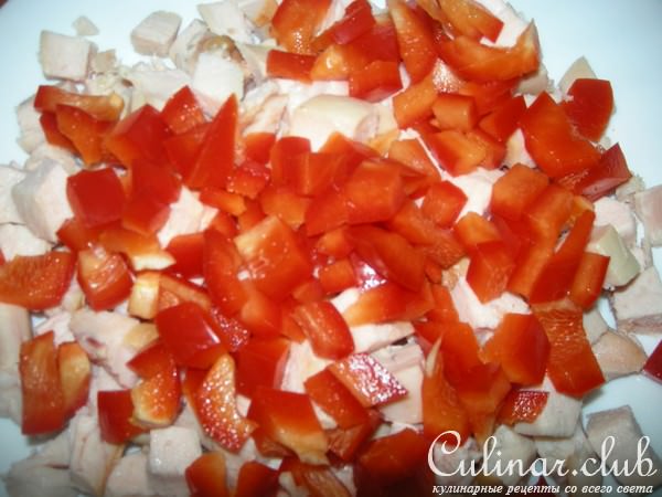 Салат с копченым куриным филе и вялеными помидорами