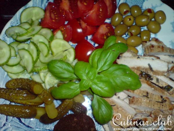 Салат "Прыгажуня"("Красавица") в сырно-кунжутовой корзинке.