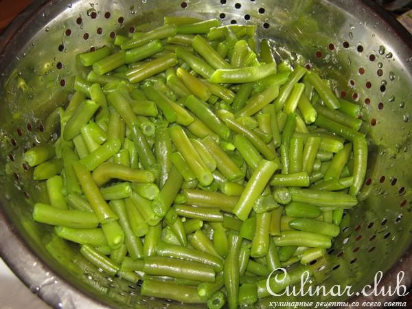 Салат из курицы, зеленой фасоли и риса