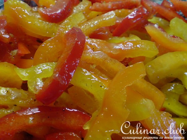 Салат из куриной грудки,риса и маринованного перца