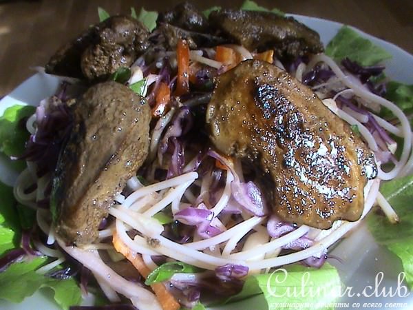 Салат с куриной печенью и заправкой в азиатском стиле
