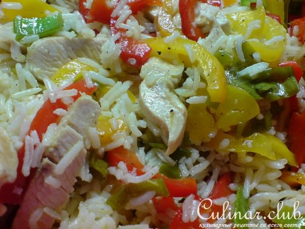 Салат из куриной грудки,риса и маринованного перца