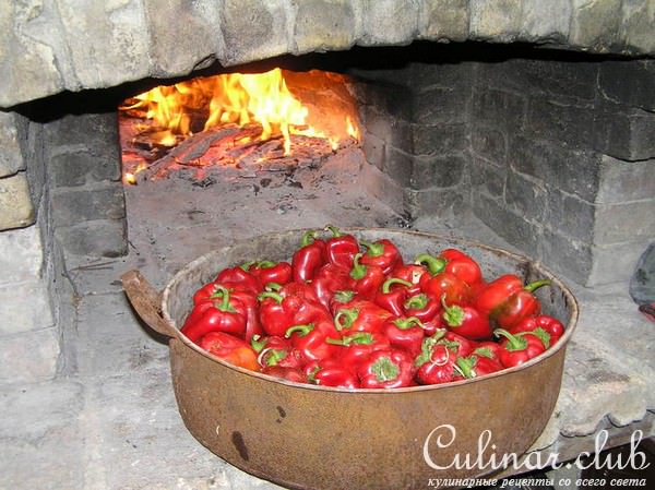 Салат сельский из печёного перца с брынзой