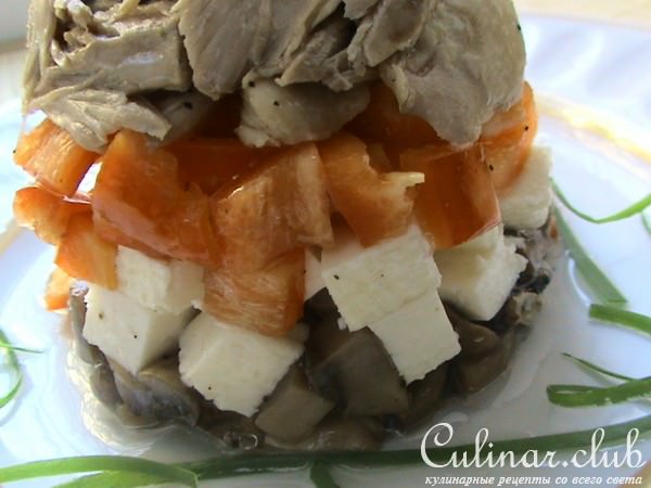 Салат с курицей и сладким перцем